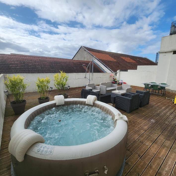 Location de vacances pour 17 personnes, avec Balcon et Jacuzzi ainsi que Terrasse et Sauna à Pau