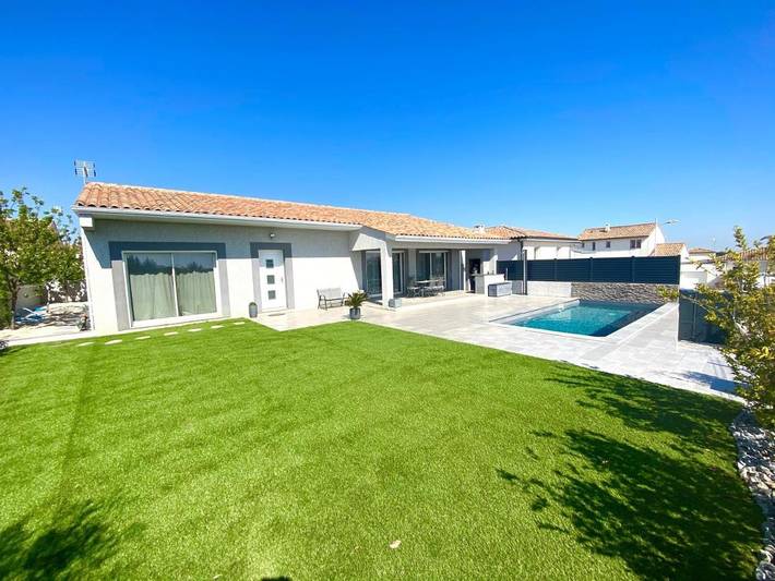 Location de vacances pour 6 personnes, avec terrasse et vue ainsi que jardin et piscine à Servian - 3