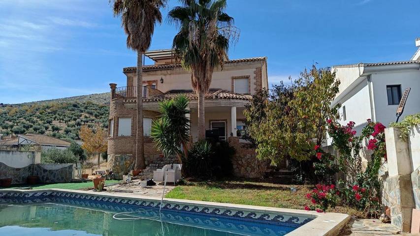 Casa rural para 9 personas, con vistas además de jardín y piscina en Sierra Mágina