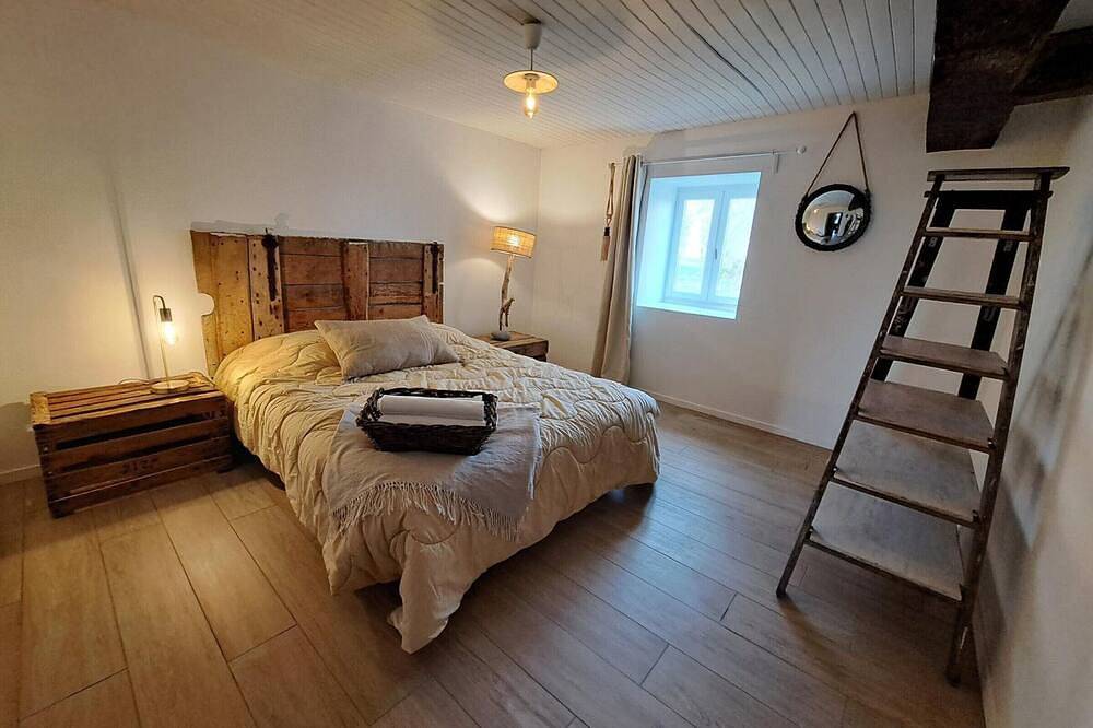 Gîtes spacieux avec piscine privative, sauna, animaux acceptés et parking, jusqu'à 18 personnes in Vivans, Région de Roanne