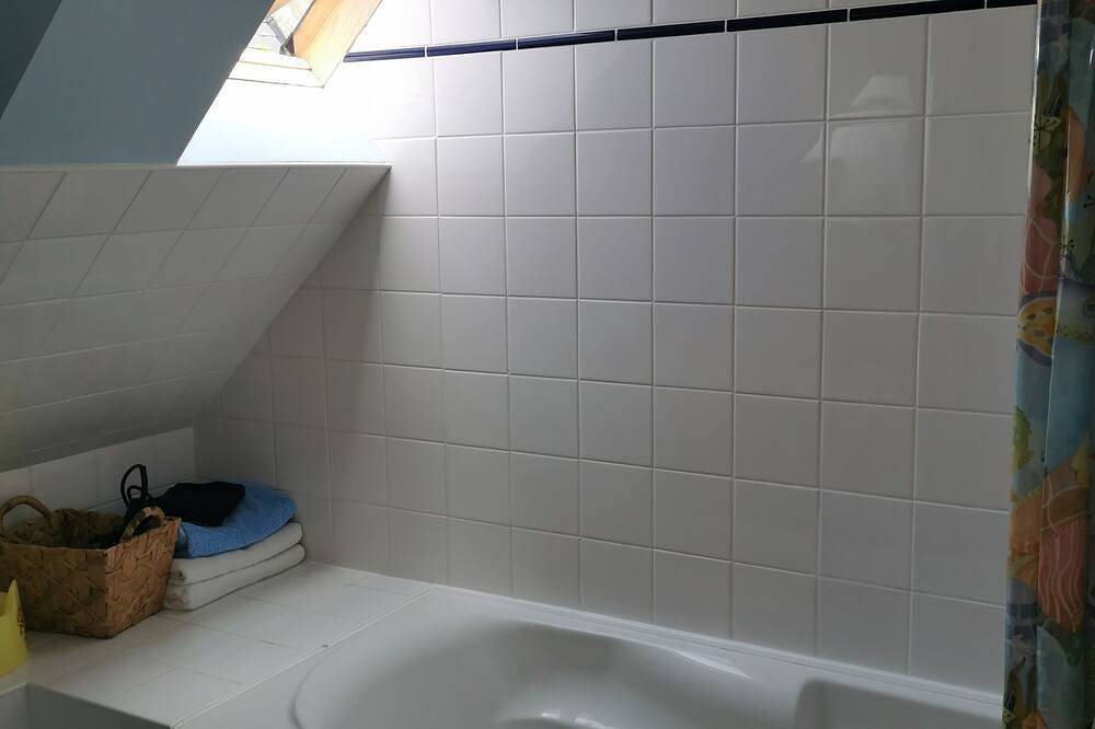 Appartement entier, 50m plage balcon sympa face à la mer 2P duplex 31 m2 pour 2 adultes + 2 enfants, in Locquirec, Ceinture Dorée