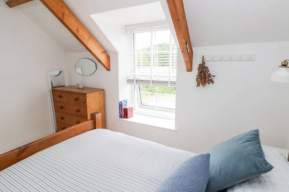 3 Bridge Villas, pet friendly, country holiday cottage in Narberth in Narberth, Pembrokeshire