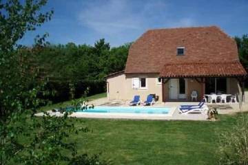 Location de vacances pour 9 personnes, avec terrasse et jardin à Loubressac