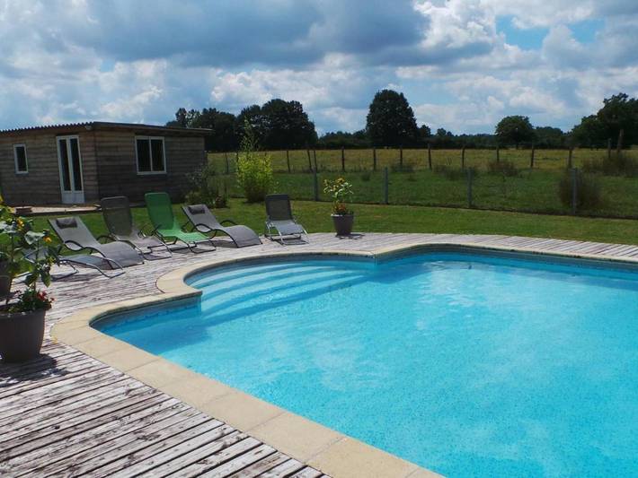 Maison de campagne pour 6 personnes, avec Balcon et Terrasse ainsi que Jardin et Piscine à Creuzier-le-Neuf