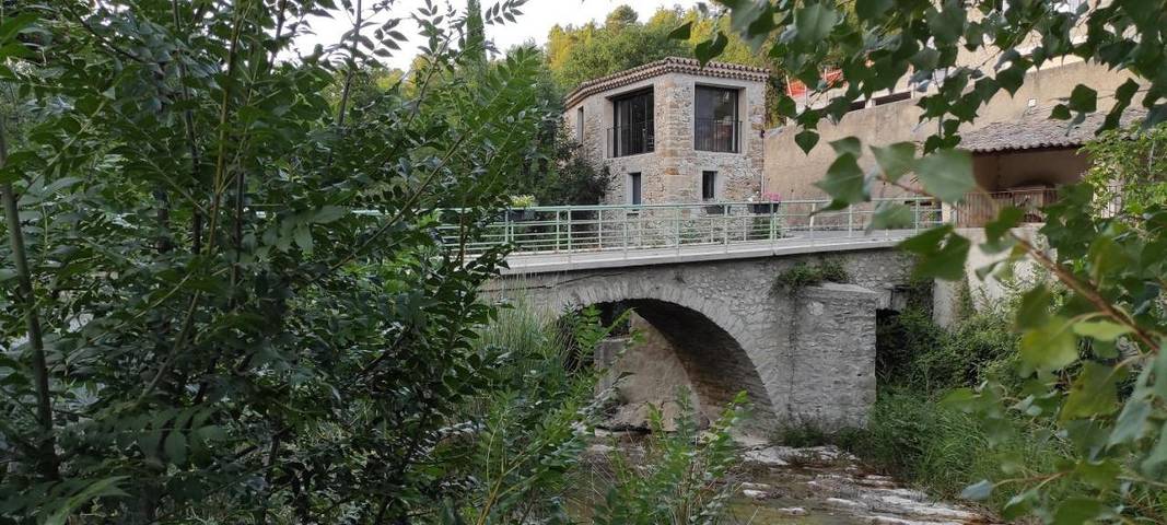 Gîte pour 6 personnes, avec terrasse et vue à Eygaliers