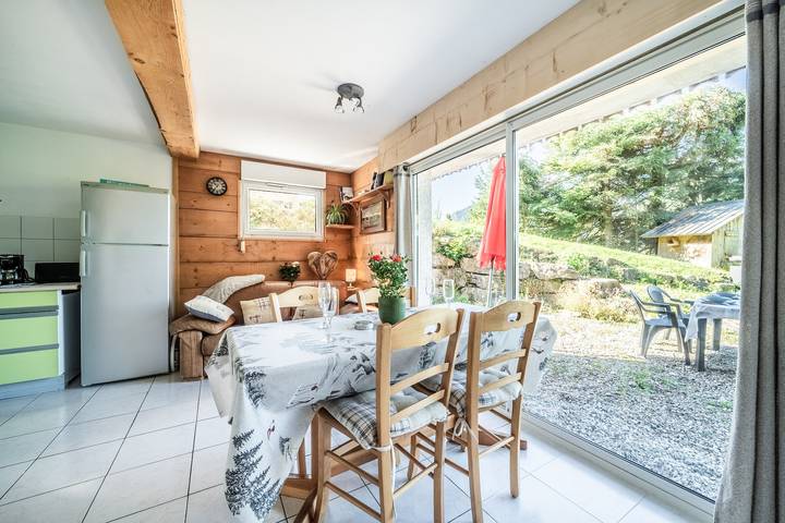 Ganze Wohnung, Chalet Les Mios, bei Isa, mit Blick zwischen See und Bergen, private Terrasse und Wlan in Vacheresse, Thonon-les-Bains und Umgebung