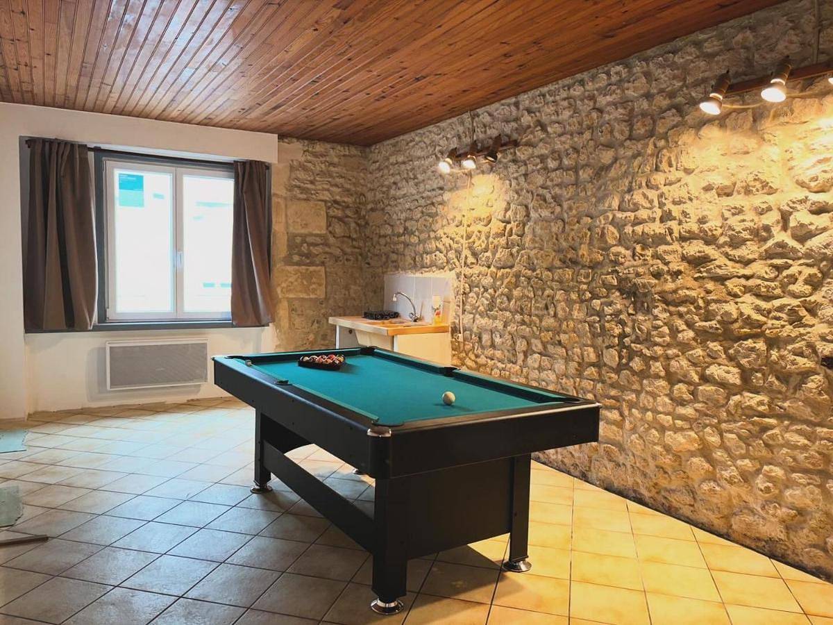 Five-Bedroom House in Mirambeau, Région de Jonzac