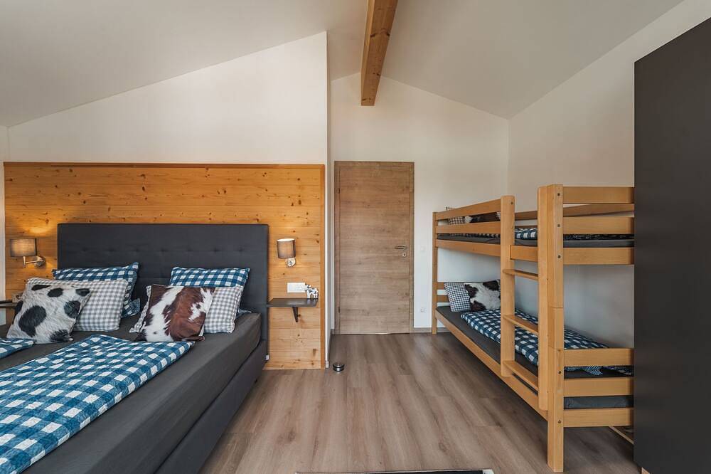 Chalet Kuhglockerl: Platz für 6+2 mit Sommerpool, Whirlpool und Sauna in Inzell, Bayerische Alpen