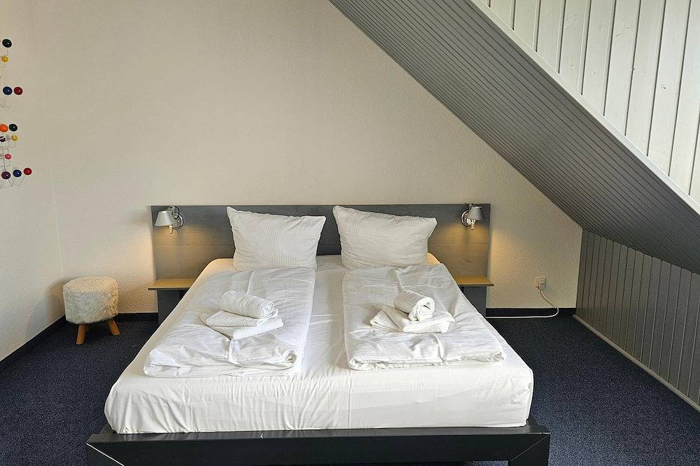 Appartement entier, Vacation apartment Waldweg, 2 adults + 1 child, 75m², balcony, attic in Bad Saarow, Dahme-Seengebiet