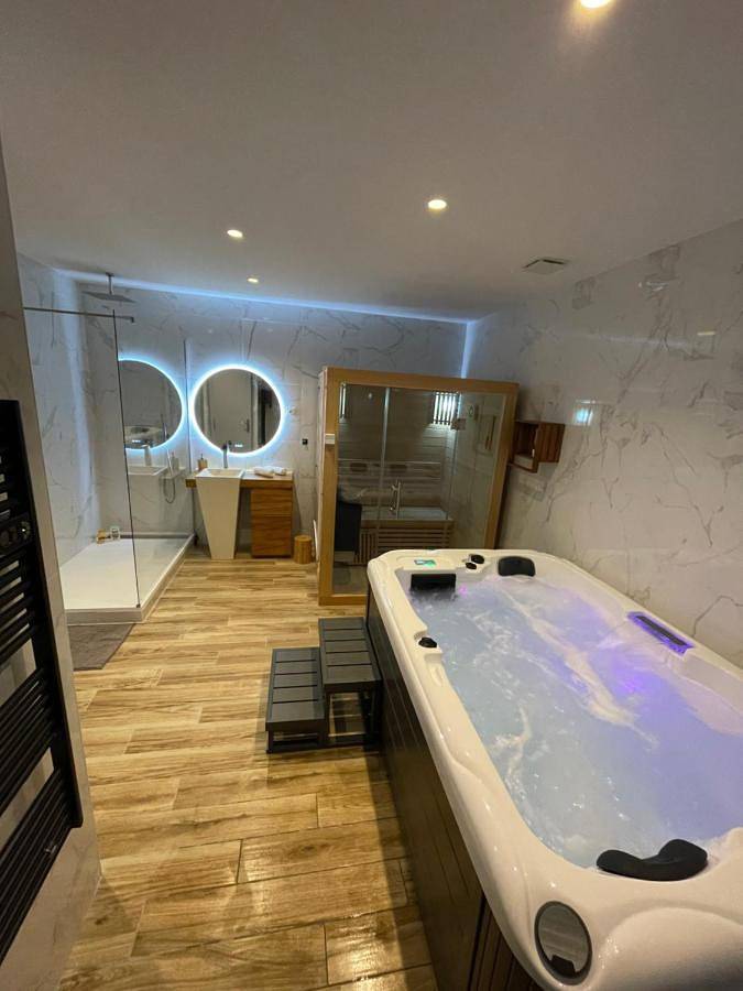 Chambre d’hôte pour 2 personnes, avec Jacuzzi ainsi que Terrasse et Sauna à Vallon-Pont-d'Arc