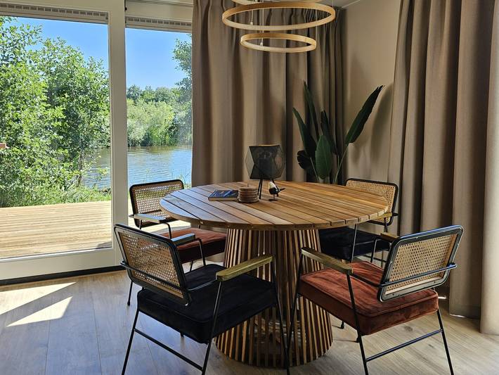 Charmantes Tiny House für 4 Personen mit privatem Steg in einem Ferienpark in Friesland in Niederländische Nordsee