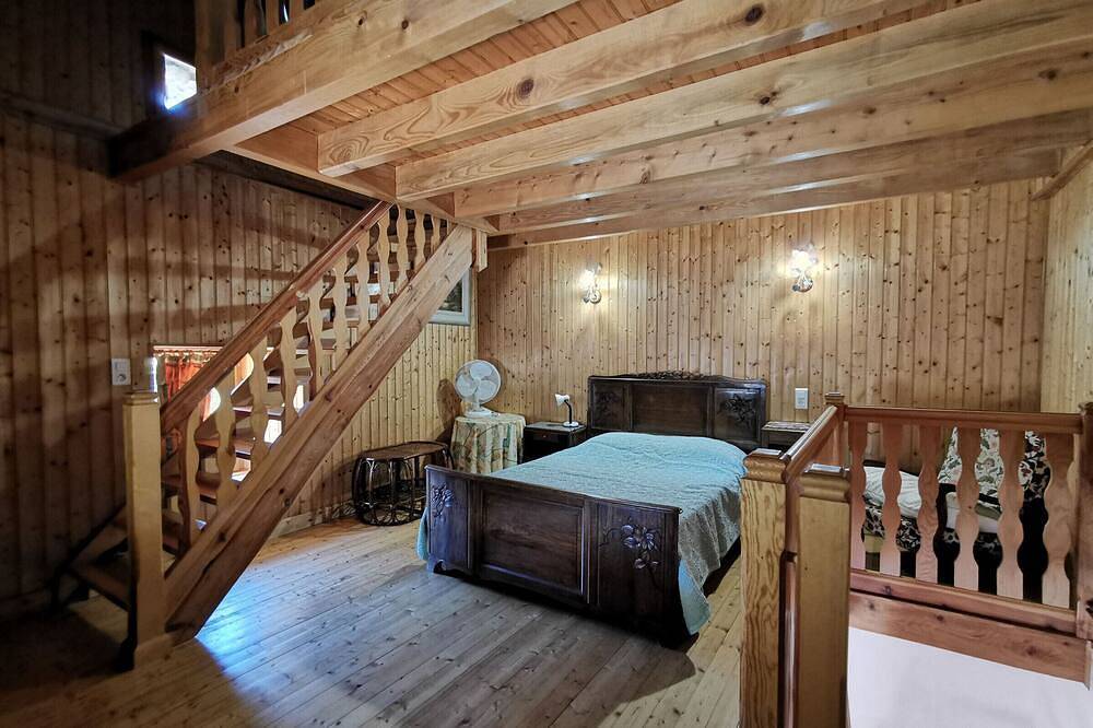 Gîte Authentique pour 2-3 Pers. avec Cour, Terrain et Pêche, à Proximité de Brioude et Blesle in Lorlanges, Haute-Loire