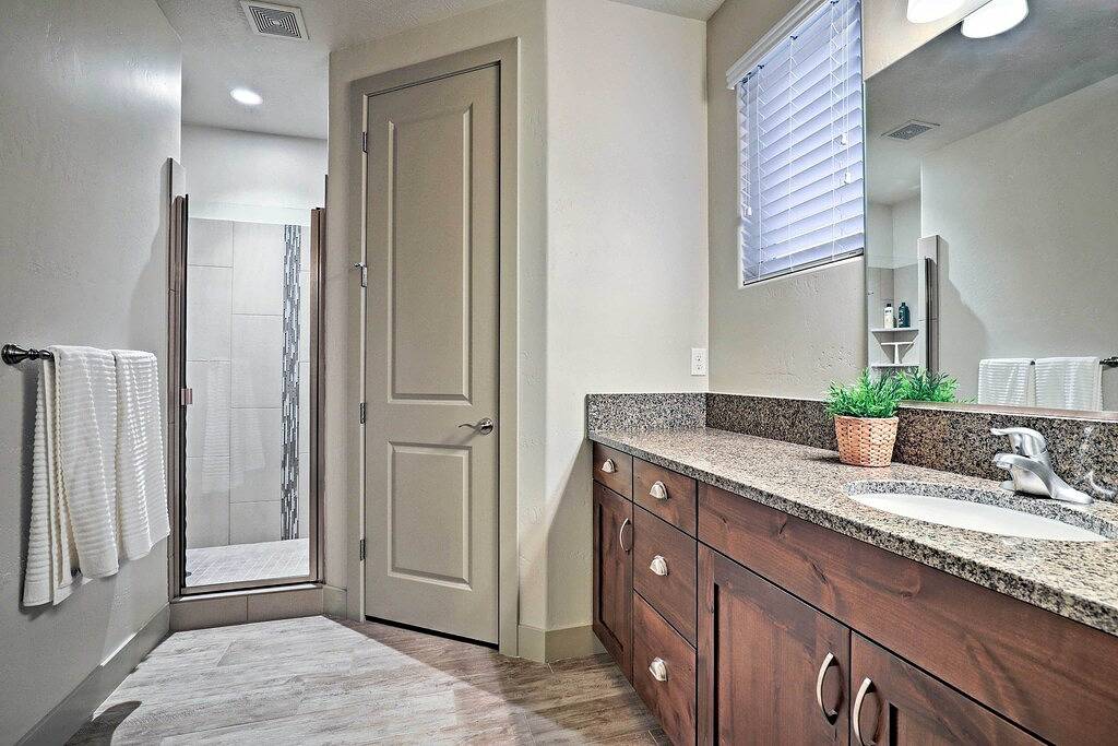 Luxuriöses Ferienhaus mit Party Deck & Whirlpool! in Santa Clara (UT), Zion Nationalpark