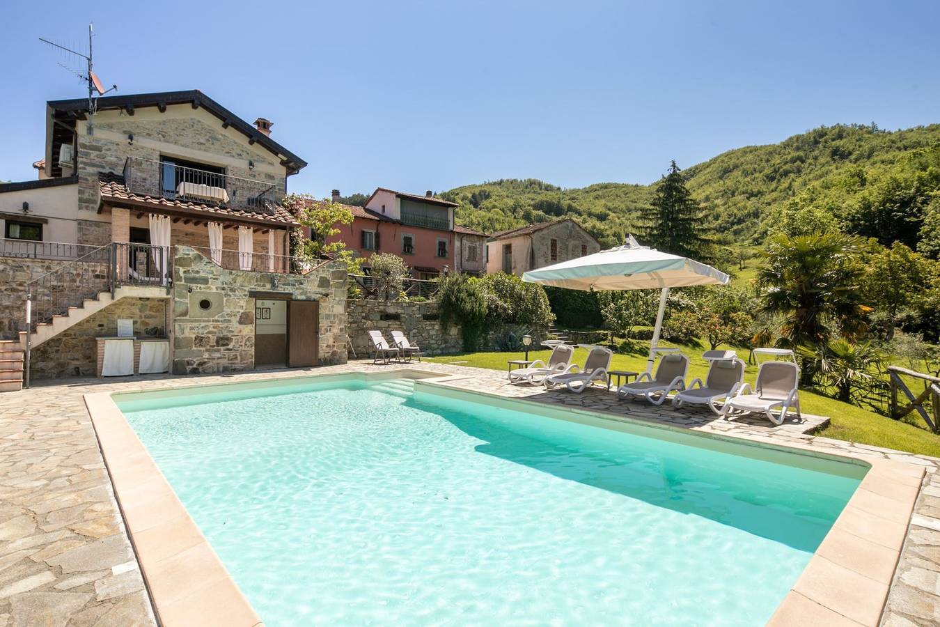 Portion of a farmhouse with exclusive pool-Casale Fivizzano 9 in Fivizzano, Massa-Carrara