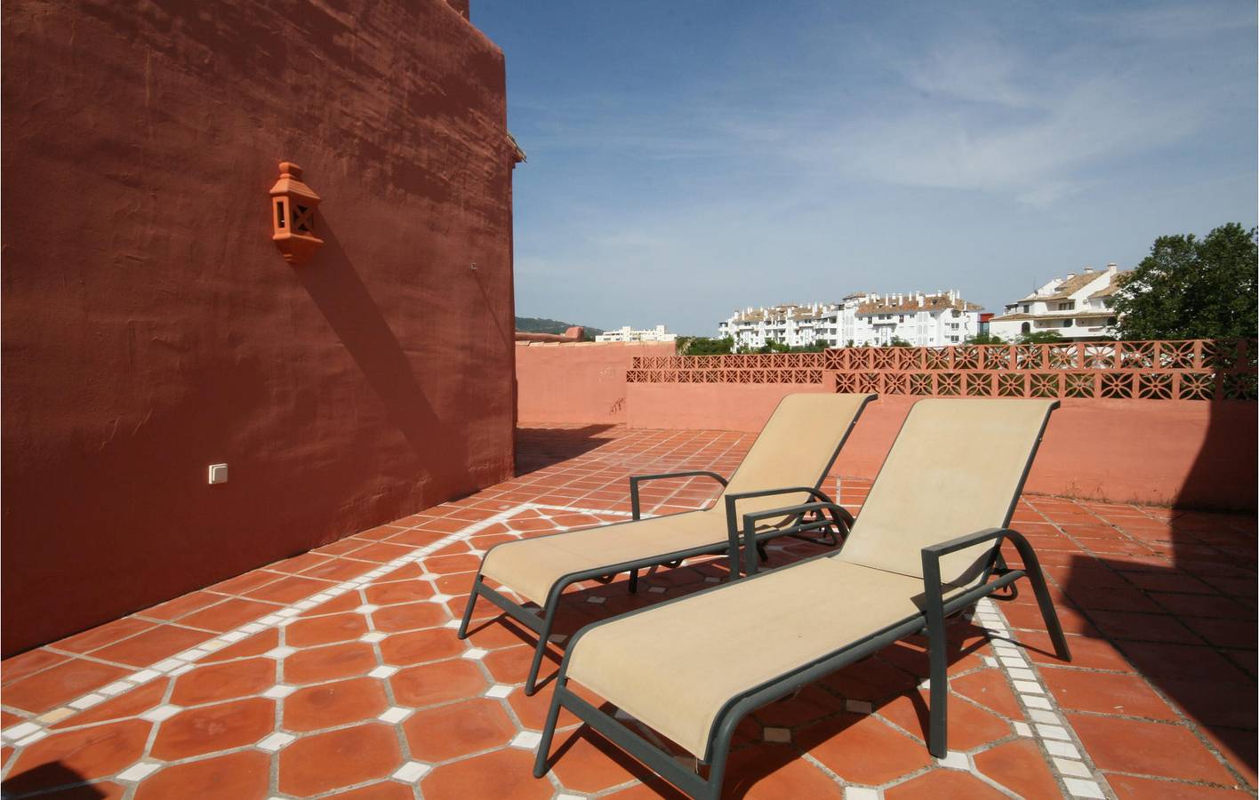Appartamento intero, Appartamento vista mare con parcheggio, piscina e terrazza in Las Chapas, Marbella