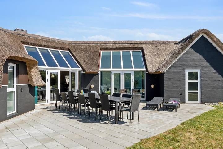 Villa pour 12 personnes, avec piscine et jacuzzi ainsi que sauna et balcon/terrasse - 1