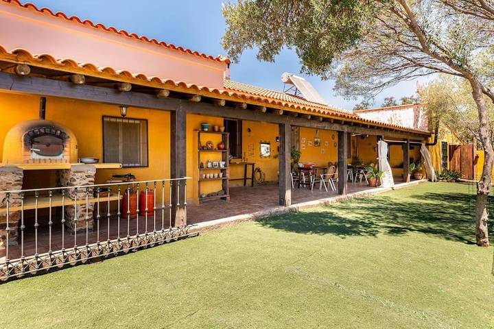Casa rural para 17 personas, con jardín además de vistas y piscina, Familias con niños en Santa Olalla del Cala