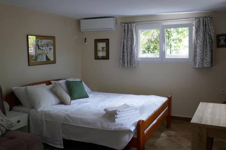 Gîte pour 4 personnes, avec jardin et jacuzzi dans Risan - 3