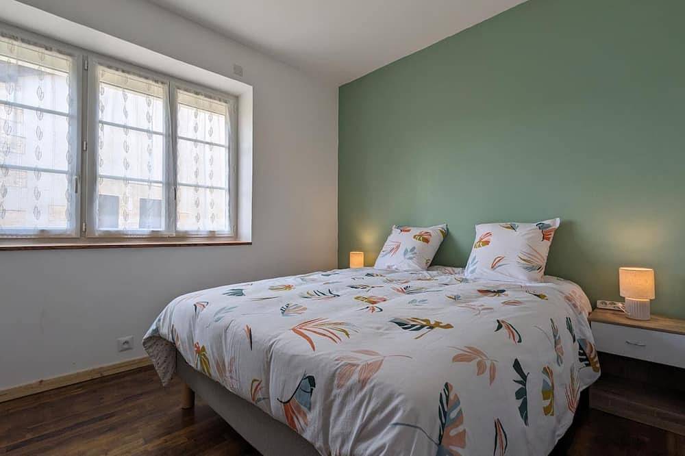 Maison spacieuse avec piscine privée, climatisation, Wi-Fi, animaux acceptés et parking in Montbron, Charente