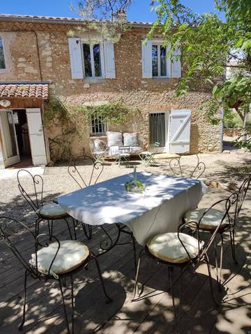 Gîte pour 6 personnes, avec jardin et terrasse à Seillons-Source-d'Argens