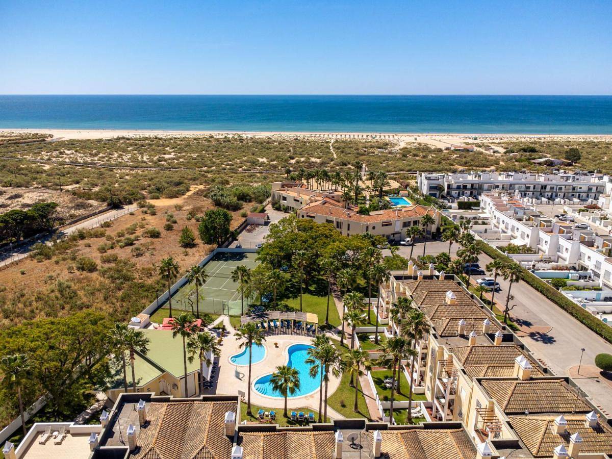 Praia da Lota Beachfront Resort - Hotel & Apartments in Praia da Lota, Manta Rota