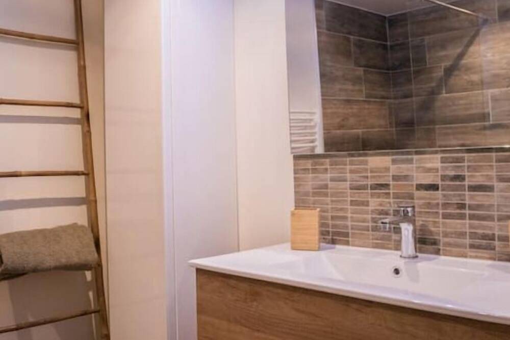 Entire apartment, Charming, quiet T1 in Saint-Andiol, Arles region