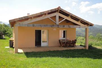 Location de vacances pour 8 personnes, avec jardin et terrasse à Prades (Rhône-Alps)