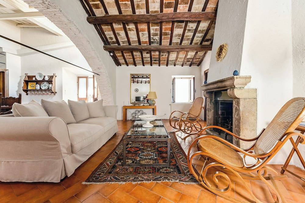 Entire apartment, Lake Bracciano Medieval Borgo - Charming Home - Aircond. Wifi in Bracciano, Lake Bracciano