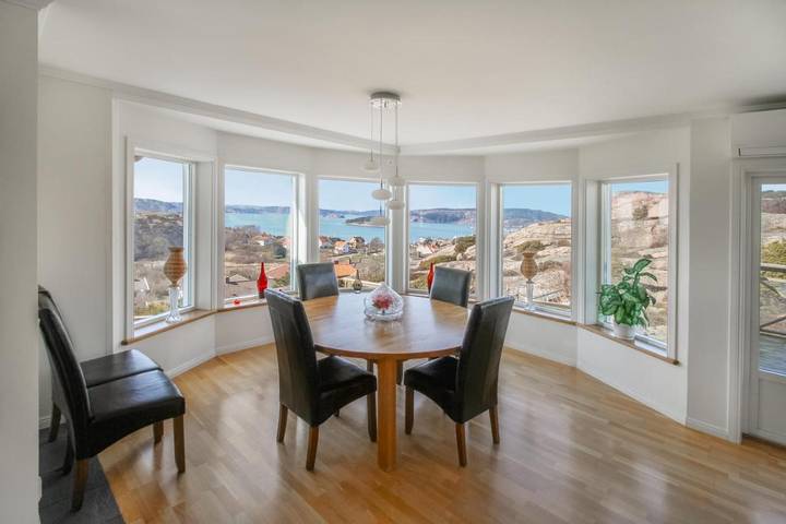 Villa för 6 Personer, med Bubbelpool samt Terass och Trädgård och Bastu i Fjällbacka