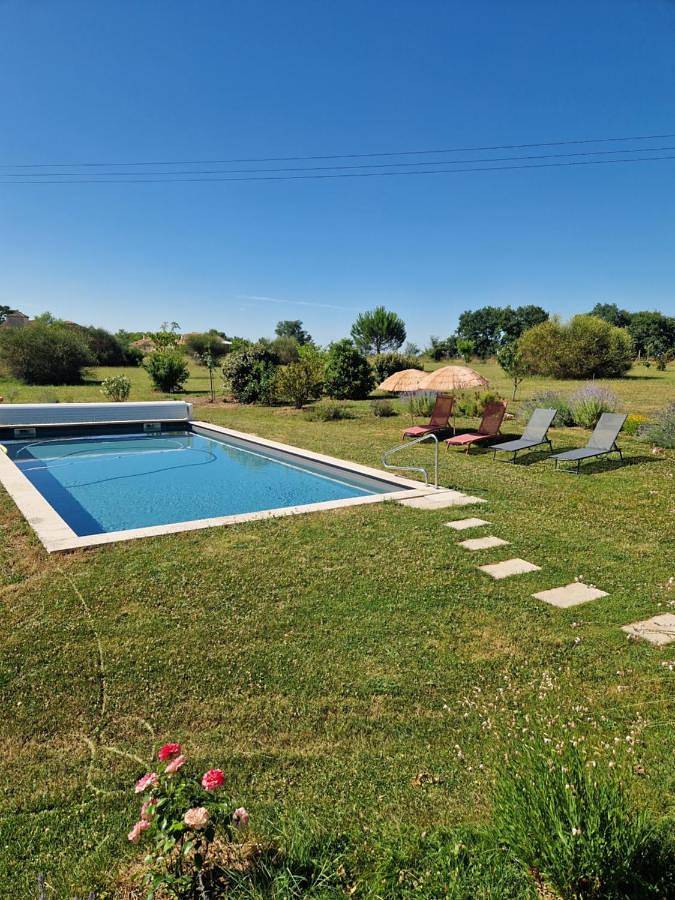 Gîte pour 2 personnes, avec Jardin ainsi que Piscine et Vue à Gazaupouy
