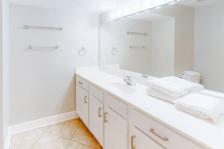 Vacation house for 26 people, with pool and balcony by Orange Beach