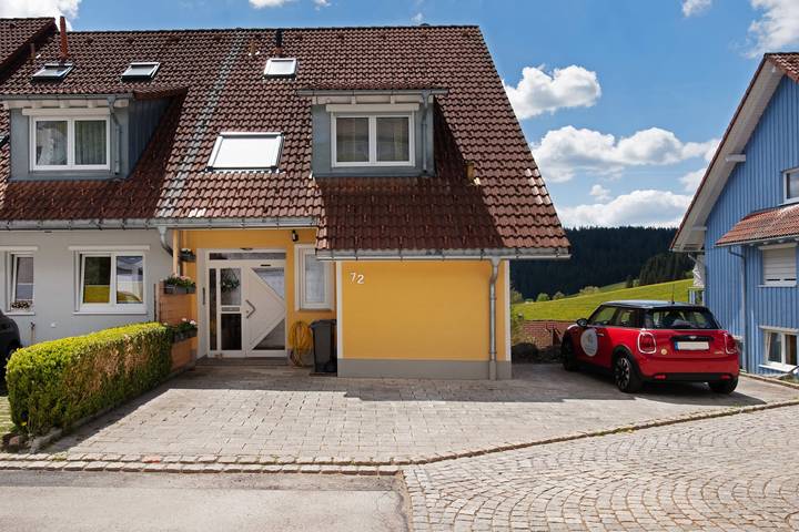 Ganze Wohnung, Ferienwohnung 'Furtwangen' mit Bergblick, privater Terrasse und Wi-Fi in Furtwangen ort, Furtwangen