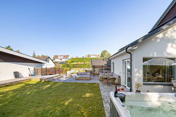 Villa für 10 Personen, mit Balkon und Garten sowie Whirlpool - 1