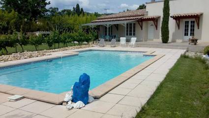 Gîte pour 4 personnes, avec vue ainsi que jardin et piscine à Lédenon