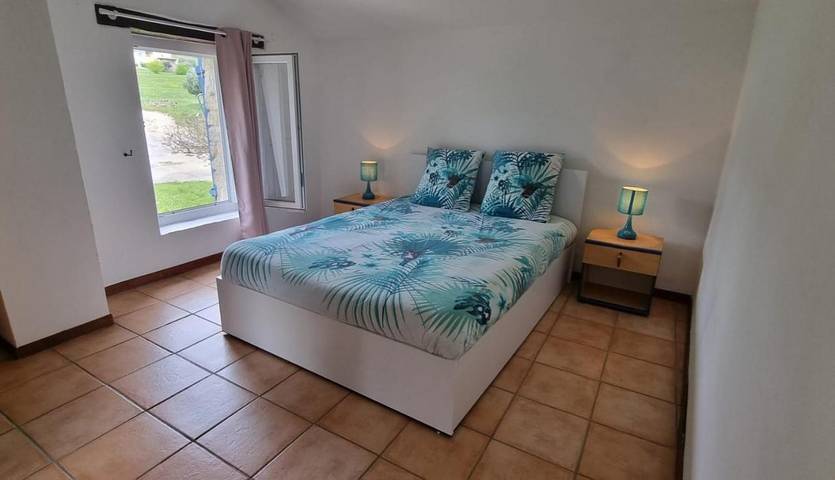 Location de vacances pour 5 personnes, avec vue et terrasse à Sigonce - 2