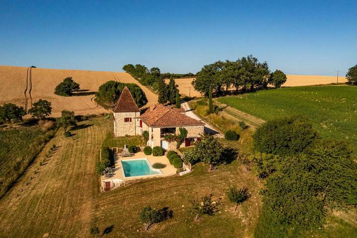 Location de vacances pour 22 personnes, avec Balcon et Terrasse ainsi que Jardin et Piscine à Francescas