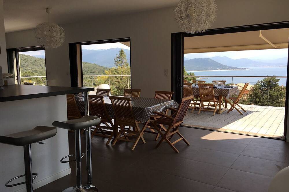 Villa con impresionantes vistas al mar, a 5-10 minutos a pie de la playa, para 12 personas in Porto Pollo (Córcega), Serra-di-Ferro