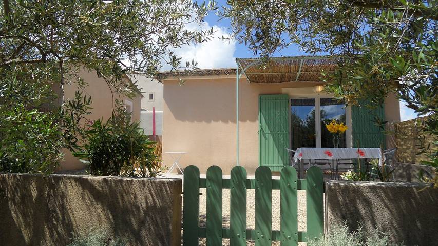 Gîte pour 4 personnes, avec piscine ainsi que jardin et terrasse