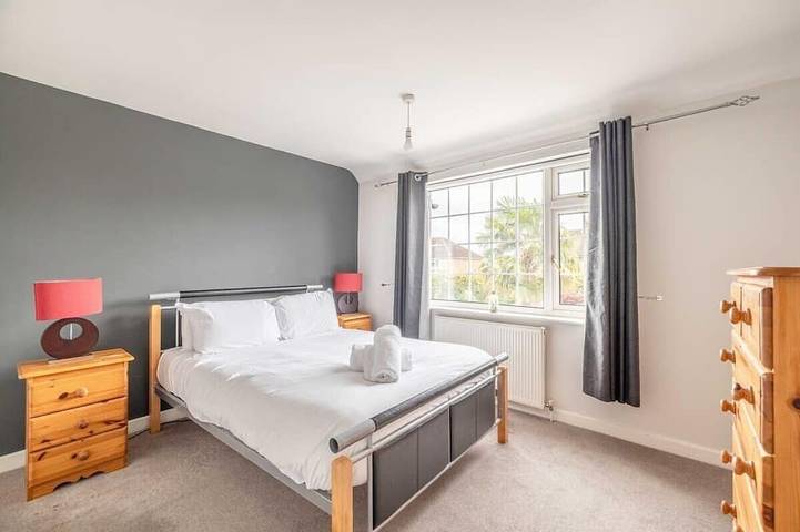 3-Bed Home- Parking & Large Garden By Tempstay in Windsor, Berkshire