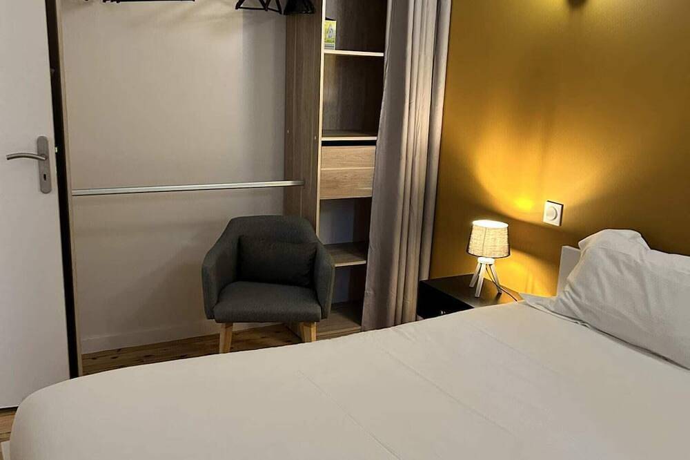 Entire apartment, 2-person air-conditioned 1-bedroom apartment near Aïga Resort Grand Sarcoui A01 in Châtel-Guyon, Volcans d'Auvergne Regional Nature Park