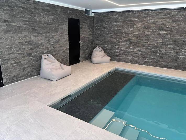 Gîte pour 4 personnes, avec sauna et piscine ainsi que terrasse et jacuzzi à Hannut