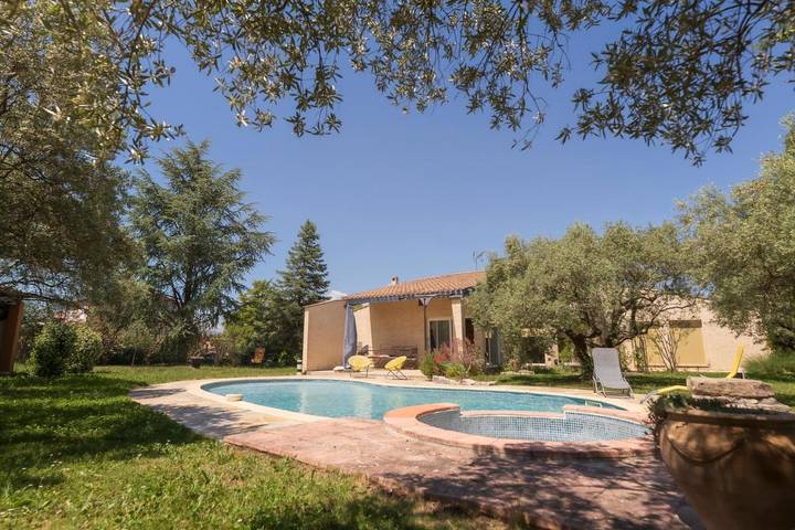 Chalet para 4 personas, con terraza y vistas además de piscina y jardín - 1