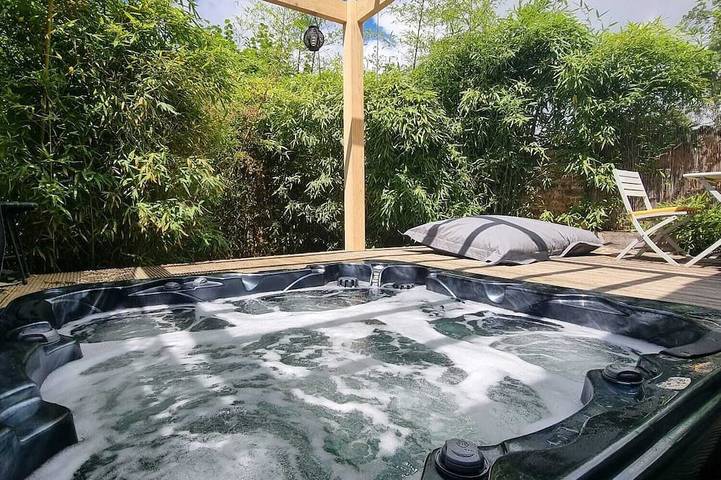Gîte pour 3 personnes, avec jacuzzi à Jarnioux