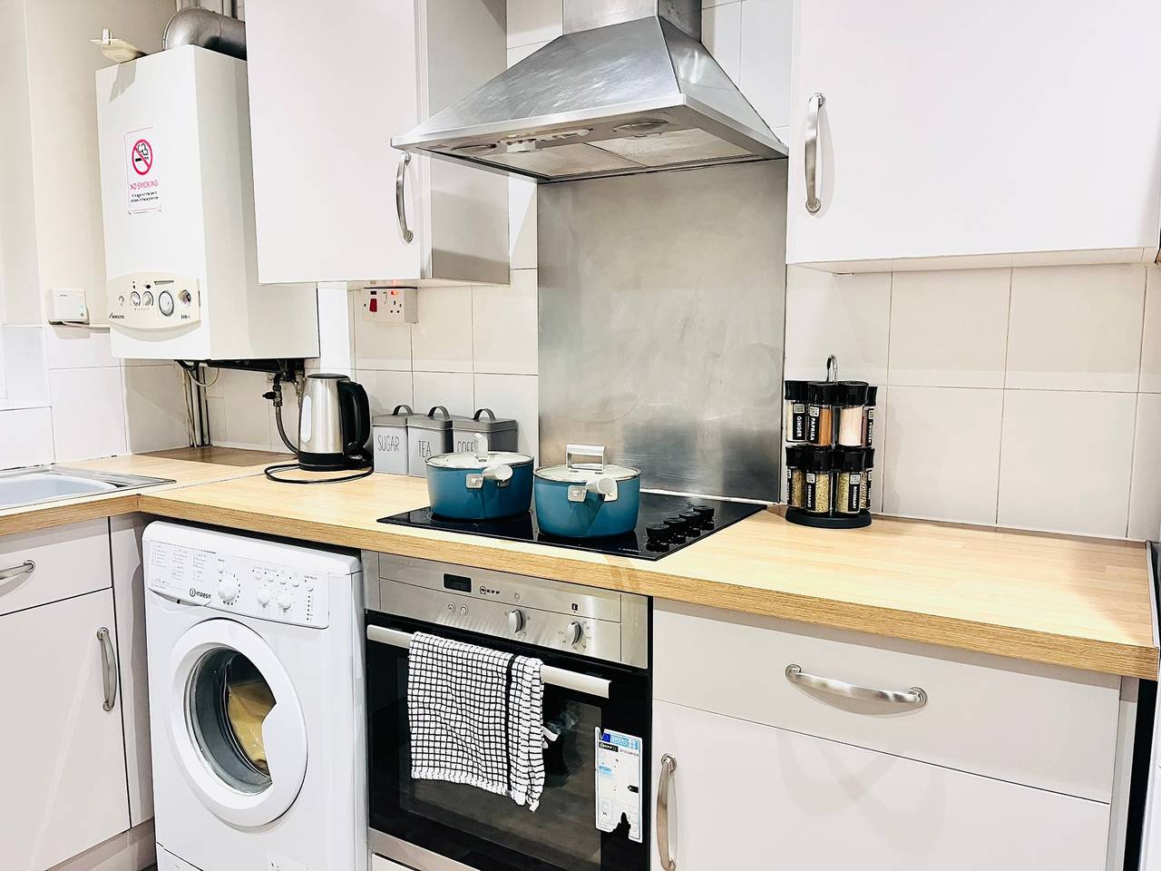 House - Sleeps 10 - Parking - Garden in Kent