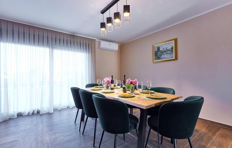 Reizende 2-Zimmer-Wohnung mit Pool und Terrasse, 400 m vom Fluss Mrežnica entfernt in Karlovac, Karlovac und Umgebung