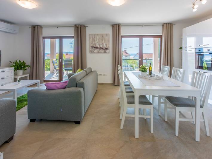 Ganze Wohnung, Wohnung im Erdgeschoss mit Terrasse in Gradsko kupalište (Crikvenica), Crikvenica