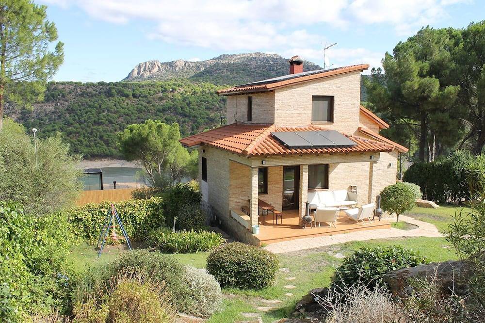 The Brick House. Ideal for families with garden and swimming pool. in San Martín de Valdeiglesias, Madrid Province