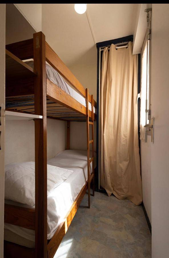 Gîte pour 4 personnes, avec vue ainsi que piscine et balcon dans Plage La Favière - 4