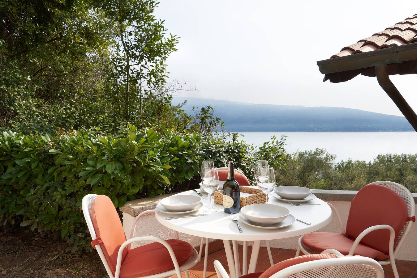 Appartamento intero, Perla Azzurra: Accesso al Lago, Pontile Privato e Vista Lago in Toscolano-Maderno, Prealpi Gardesane