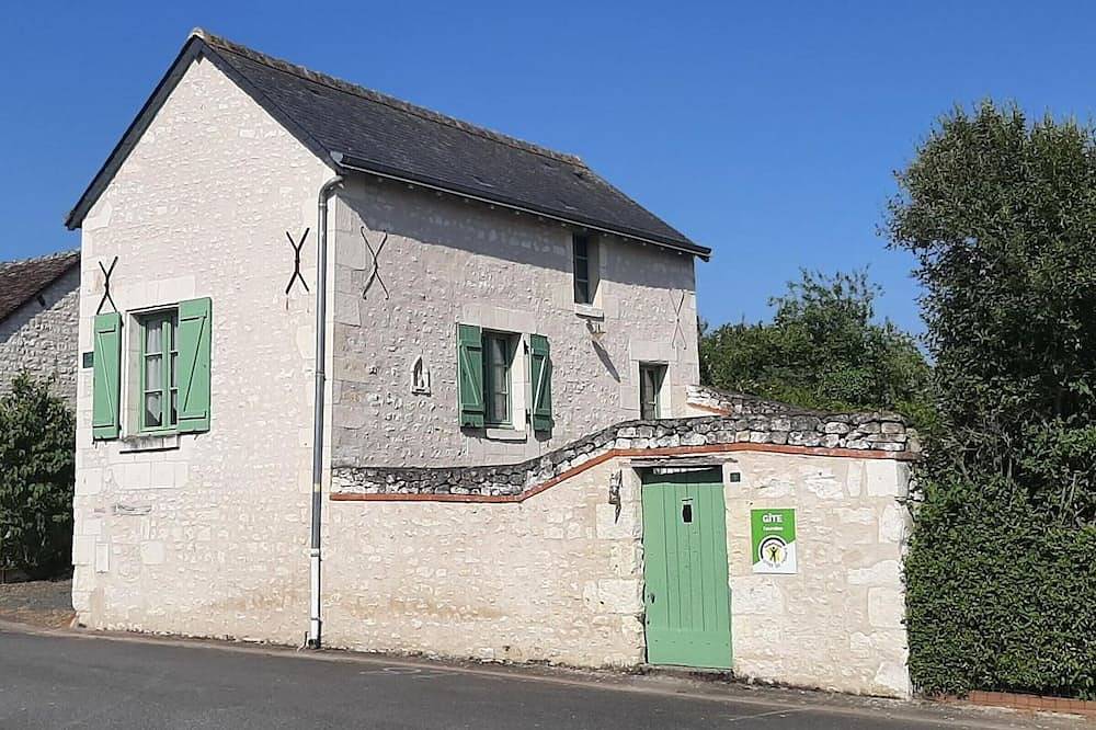 Charmante Maison Ancienne près de Chinon avec Cour Privée in Tavant, Vallée de la Loire